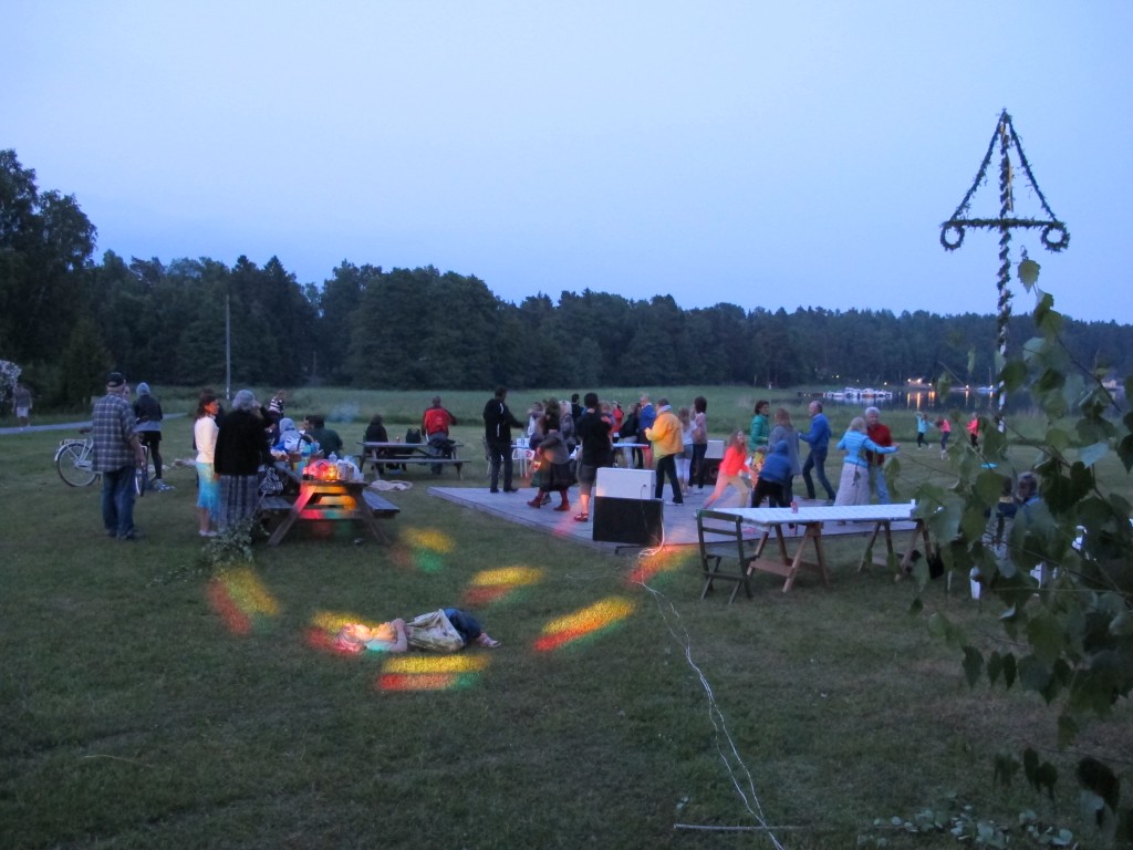 Dansen på kvällen var välbesökt. Barnen dansade tills de somnade...