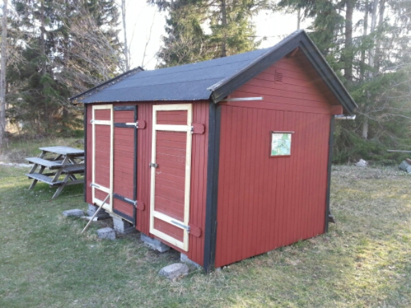 Boden fick ett nytt lager rödfärg och två renoverade dörrar.